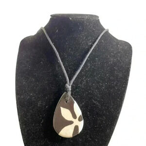 Black & White Teardrop Flower Necklace
